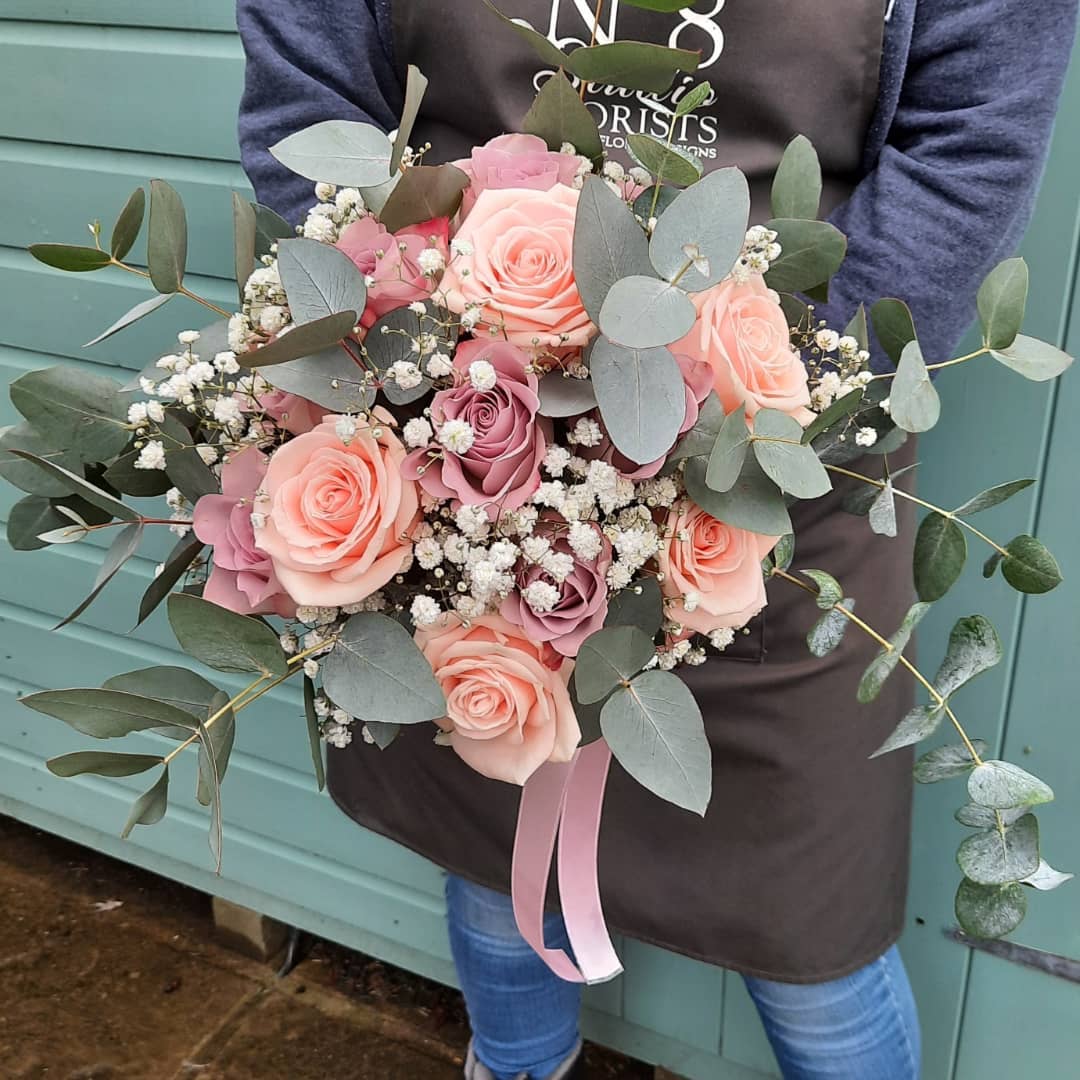 The lovely bride Sharday asked for a relaxed bouquet of roses to compliment her colour scheme, gypsophilla and eucalyptus 🥰

For her bridesmaids sweet gypsophilla bouquets 🤍
